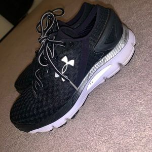 Lightly worn black under armors tennis shoes Sz 7